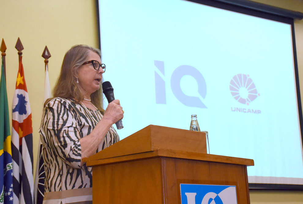 Coordenadora geral professora Maria Luiza Moretti em seu discurso