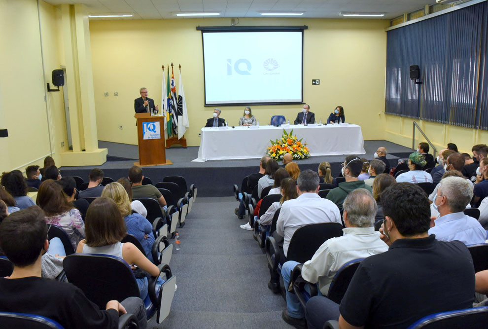 Cerimônia contou com a participação de docentes, alunos e funcionários  