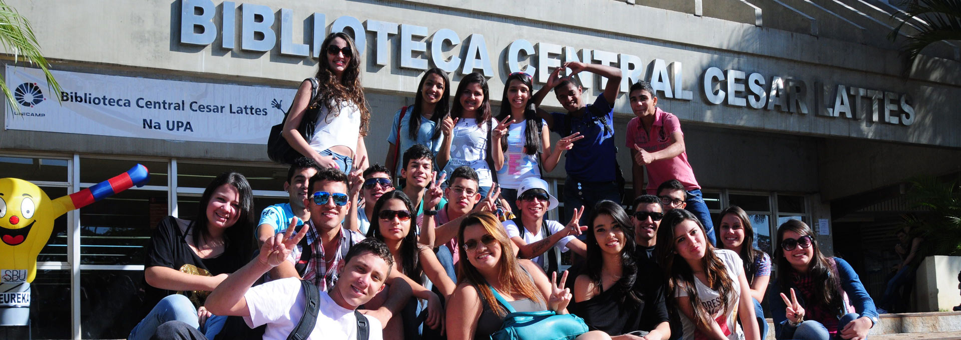 Unicamp de Portas Abertas retoma modalidade presencial no campus de Barão Geraldo; evento será no dia 27 de agosto foto mostra alunos em frente à biblioteca central da unicamp