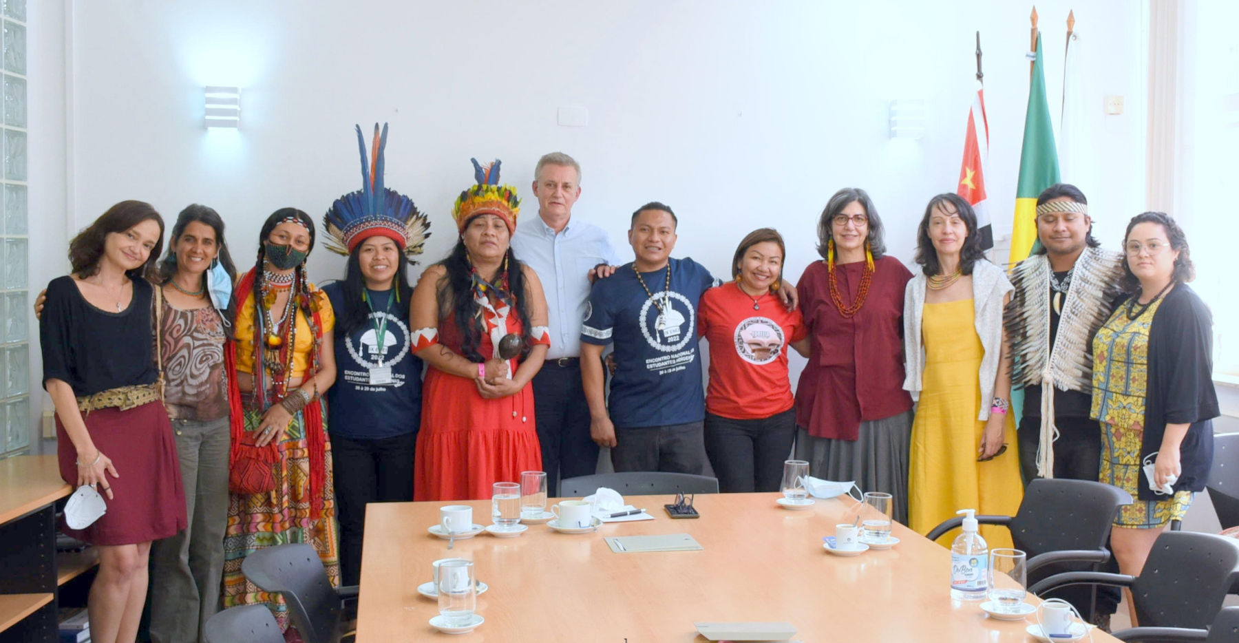 Reitor e lideranças indígenas durante encontro no Gabinete