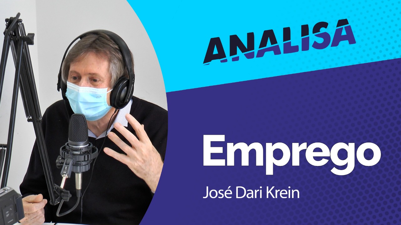 Capa do programa em tons de azul traz uma foto do professor José Dari Krein, tirada durante a entrevista no estúdio de rádio, o logotipo do programa no alto à direita e o título do episódio "Emprego"