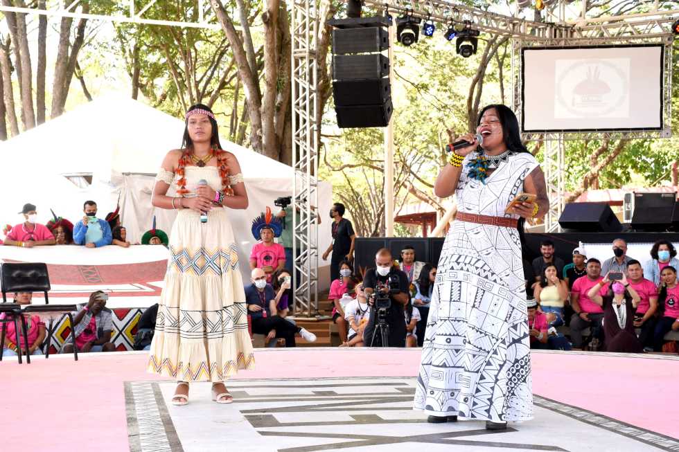 audiodescrição: fotografia colorida das cantoras thaynara e djuena tikuna