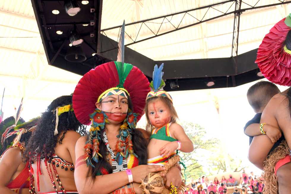 audiodescrição: fotografia colorida de mulher e criança indígena