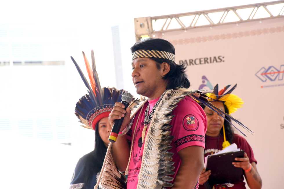 audiodescrição: fotografia colorida do líder indígena davi guarani