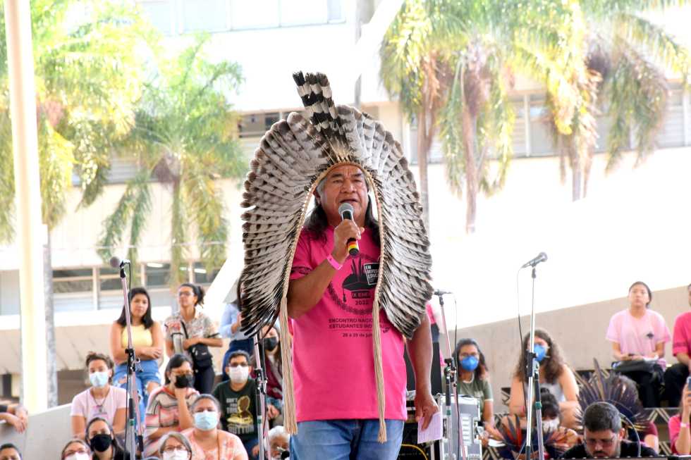 audiodescrição: fotografia colorida  do líder indígena alvaro tukano