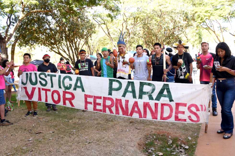 IX Encontro Nacional dos Estudantes Indígenas (foto: Antoninho Perri) audiodescrição: fotografia colorida mostra estudantes indígenas segurando um cartaz com os dizeres justiça para "vitor fernandes"