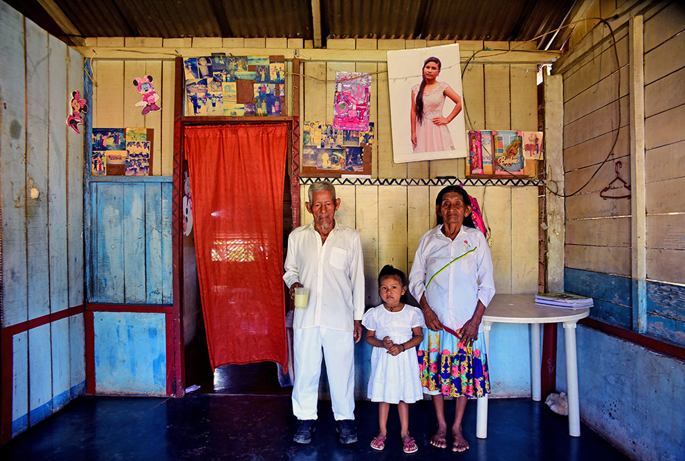 audiodescrição: fotografia colorida de moradores da comunidade Umariaçu 2, eles estão posando para a foto no interior de sua residência