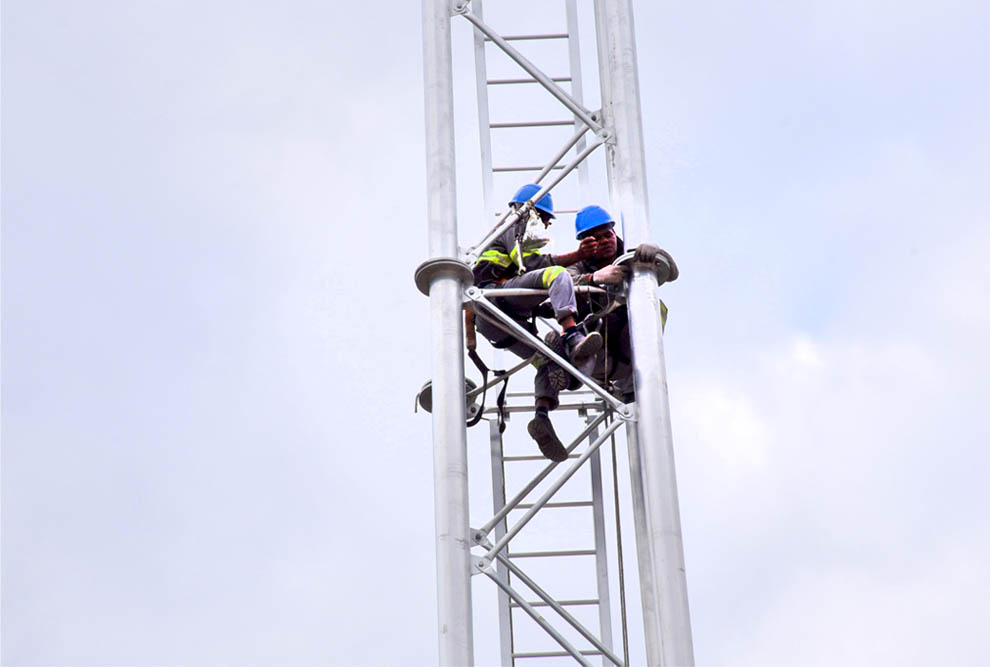 A montagem da primeira torre levou quase dois dias 