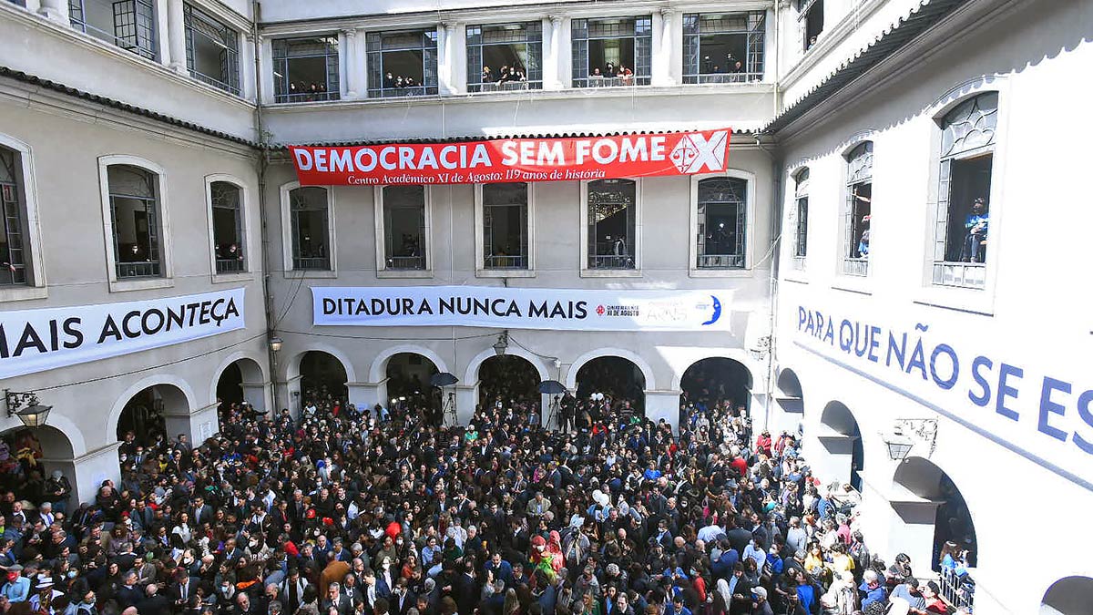 Multidão reunida no pátio Arcadas para leitura pública da 'Carta às Brasileiras e Brasileiros em defesa do Estado Democrático de Direito!' 