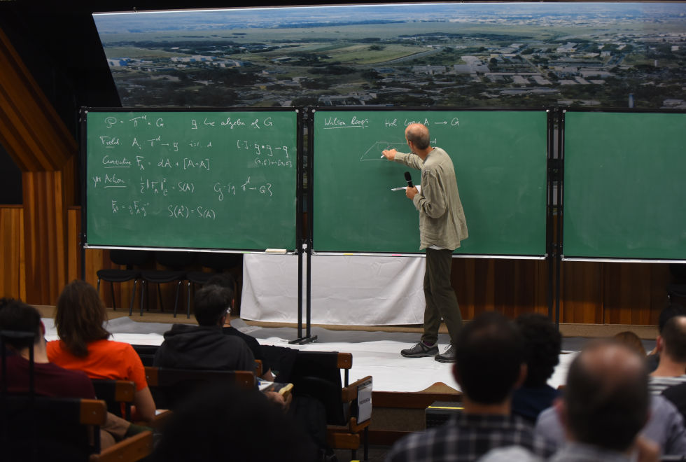 Escola Brasileira de Matemática Probabilística e a Escola São Paulo de Ciência Avançada acontecem simultaneamente Escola Brasileira de Matemática Probabilística e a Escola São Paulo de Ciência Avançada acontecem simultaneamente