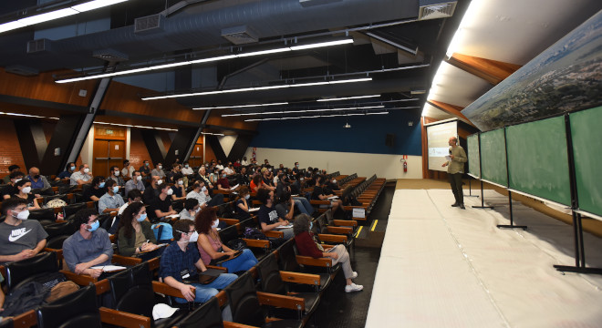 Pós-graduandos e professores integram a jornada de cursos e palestras que teve início no dia 2 de agosto e se encerra no dia 13 Programação envolve palestras e cursos com matemáticos prestigiados, como Martin Hairer, ganhador da Medalha Fields, prêmio correspondente ao Nobel da Matemática