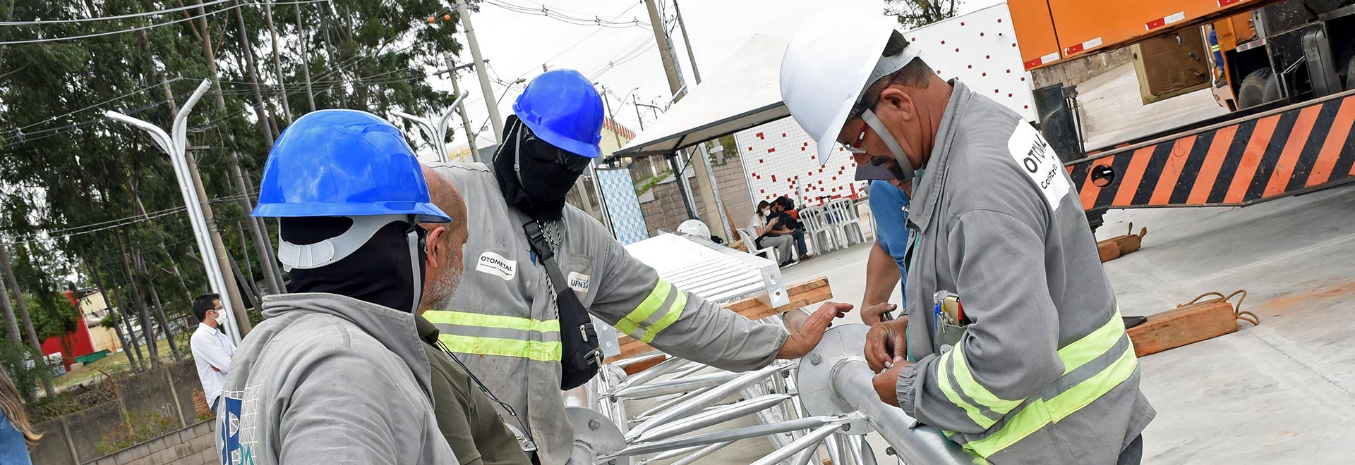A primeira torre do AmazonFace, experimento de fertilização por gás carbônico, passou pelo primeiro processo de montagem nesta quinta-feira, 25 de agosto A primeira torre do AmazonFace, experimento de fertilização por gás carbônico, passou pelo primeiro processo de montagem nesta quinta-feira, 25 de agosto