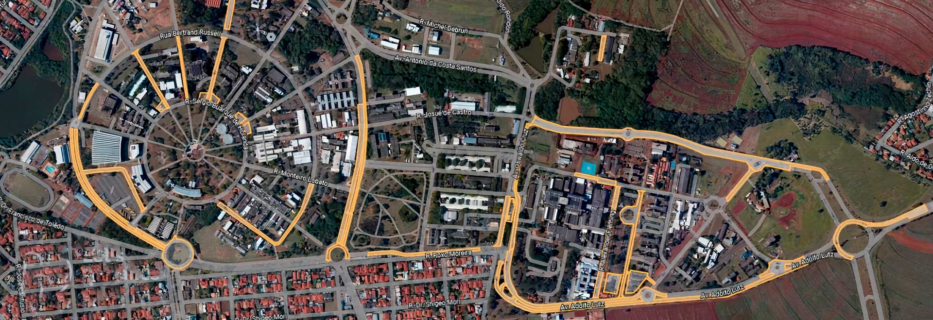 Audiodescrição: imagem aérea, provavelmente de satélite, que abrange toda a área da Unicamp e adjacências, sendo que as ruas estão destacadas com traços em cinzas e em amarelo. Algumas ruas, inclusive, estão com o nome anotado, como em um mapa, entre elas as ruas Josué de Castro, Oswaldo Cruz, Sérgio Buarque de Holanda etc. À direita, ampla área com vegetação. Imagem 1 de 1.