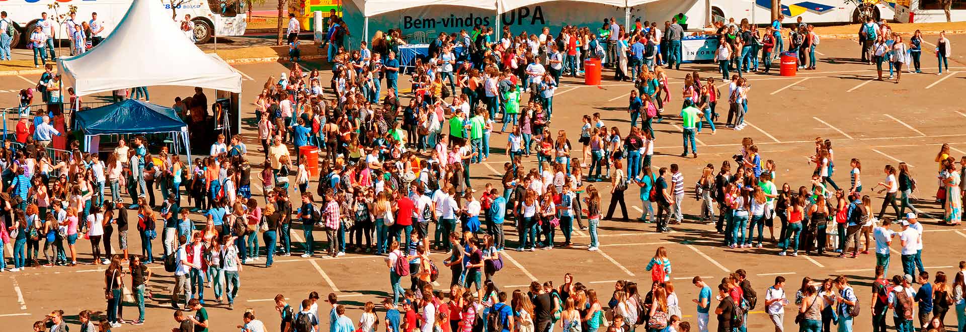 Alunos aguardam transporte no estacionamento no estacionamento da Biblioca Central; estão sendo esperados mais de 30 mil estudantes Alunos aguardam transporte no estacionamento no estacionamento da Biblioca Central; estão sendo esperados mais de 30 mil estudantes