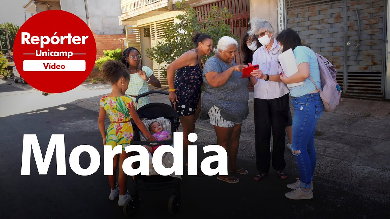 Capa do programa mostra foto de professora junto a moradores