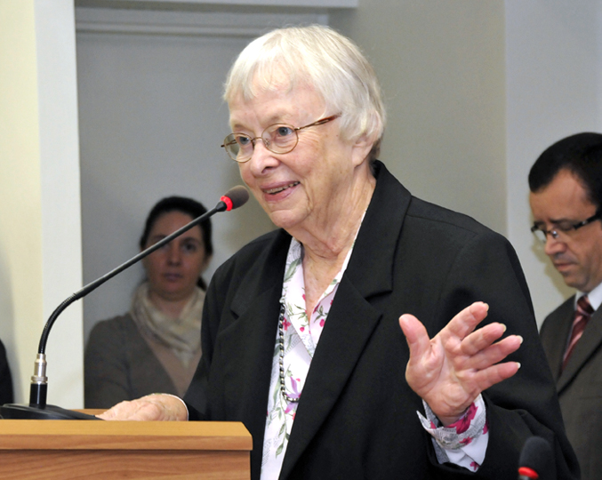 As contribuições científicas e tecnológicas da professora Carol Collins foram reconhecidas por meio de diversas premiações As contribuições científicas e tecnológicas da professora Carol Collins foram reconhecidas por meio de diversas premiações