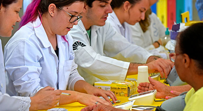 Estudantes da Faculdade de Ciências Farmacêuticas durante programa de extensão no HC. Evento reunirá ações de todo Brasil