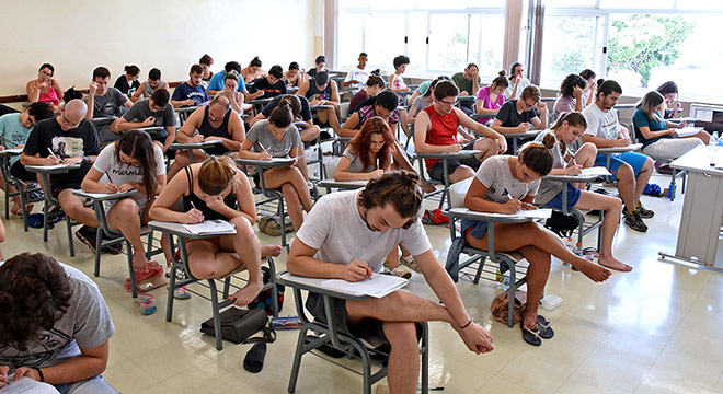 O simulado reúne questões de todas as disciplinas exigidas em vestibulares passados, nas provas de primeira fase, entre as edições de 2017 e 2022 O simulado reúne questões de todas as disciplinas exigidas em vestibulares passados, nas provas de primeira fase, entre as edições de 2017 e 2022