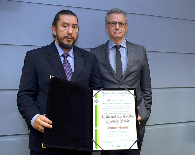Reitor Antonio Meirelles entrega diploma a Nader Habib, filho do homenageadoader
