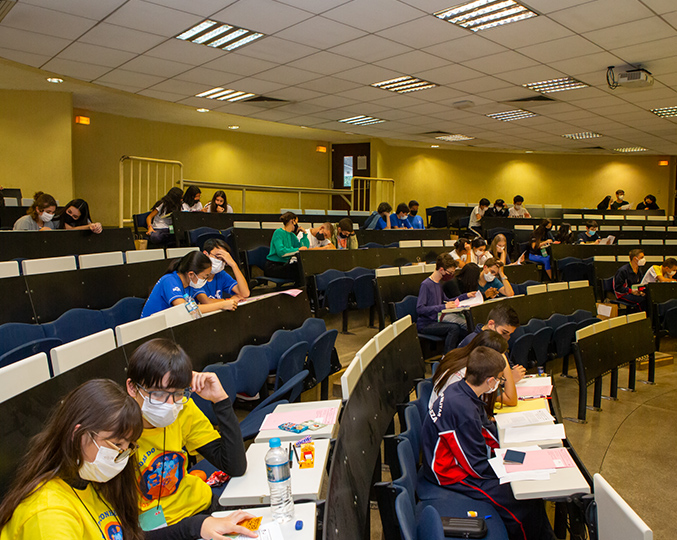 Estudantes durante provas da Olimpíada de Matemática da Unicamp (OMU); além da OMU, a Proec e Imecc participam da organização