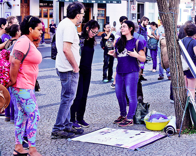 Na primeira edição do evento, estudantes da Unicamp abordam população no Largo do Rosário para apresentação de conteúdo de pesquisas desenvolvidas na Unicamp 