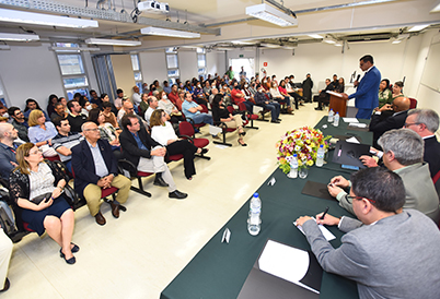 Durante a solenidade Hernandes Carvalho recebeu a chave simbólica do Instituto de Biologia