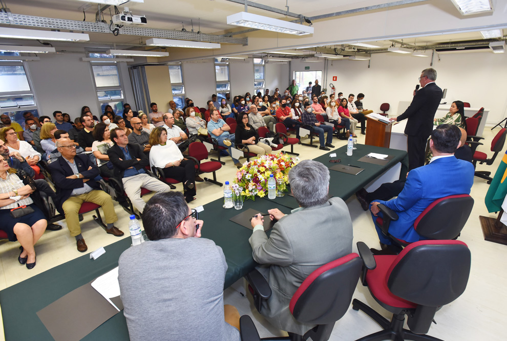 Solenidade de posse do professor Hernandes Carvalho foi presidida pelo reitor Antonio José de Almeida Meirelles 