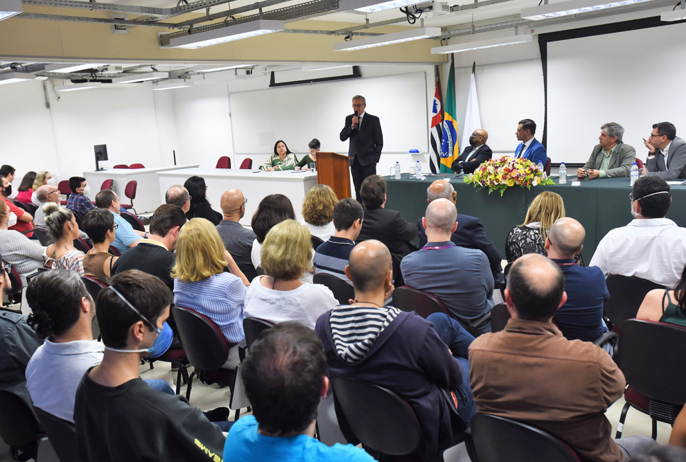 Solenidade de posse do professor Hernandes Carvalho foi presidida pelo reitor Antonio José de Almeida Meirelles 