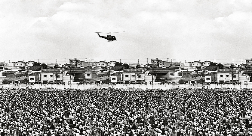 Helicóptero do Exército sobrevoa assembleia histórica organizada em 1979 pelo Sindicato dos Metalúrgicos do ABC, em São Bernardo do Campo (Foto: Fundo Voz da Unidade/AEL)