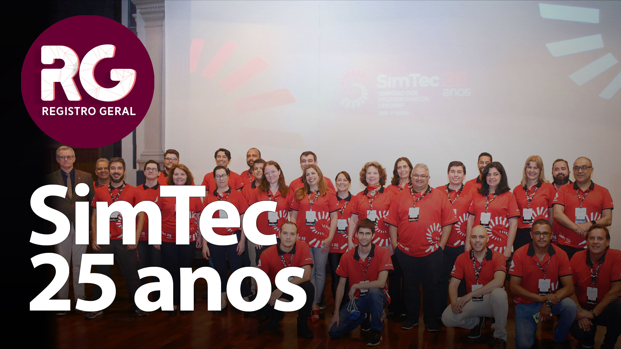 Imagem de capa do programa com foto de organizadores ao fundo. No canto superior esquerdo está o logotipo do programa que é um círculo com as iniciais RG. Sobre a foto está escrito "SimTec 25 anos"
