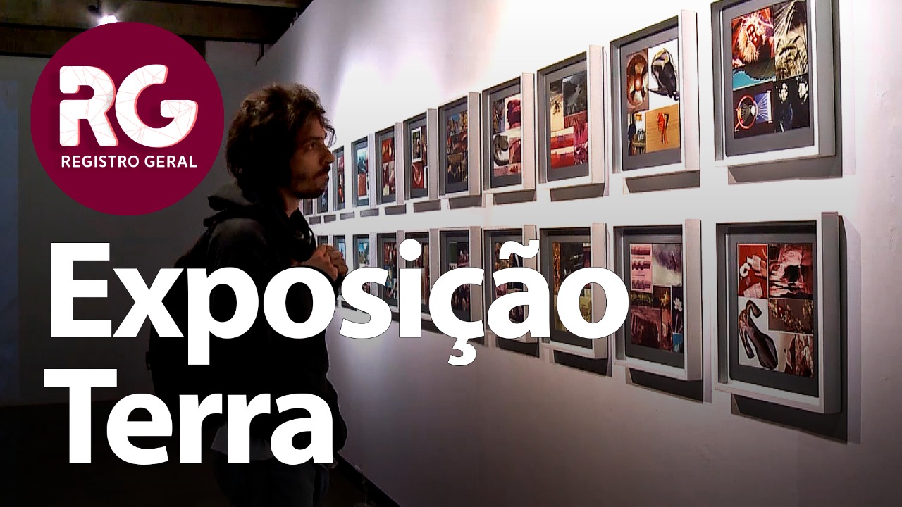 Imagem de capa do programa mostra a foto de um visitante observando a exposição