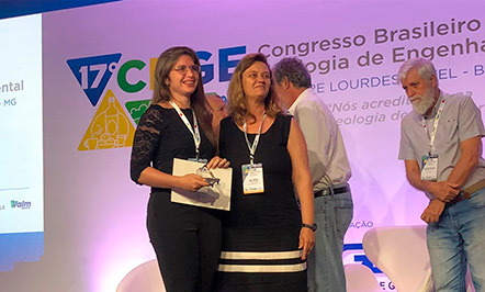 Ex-aluna do IG Bruna Maria Cruz Fernandes, com sua orientadora Ana Elisa de Abreu, ao receber o “Prêmio ABGE Júnior” na abertura do 17º Congresso Brasileiro de Geologia de Engenharia e Ambiental