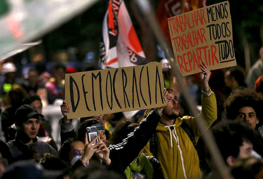 Manifestantes no ato “Brasil: 200 anos de (in)dependência. Para quem?”, realizado em São Paulo no último 7 de setembro (Foto: Carla Carniel/Reuters/Agência Brasil)