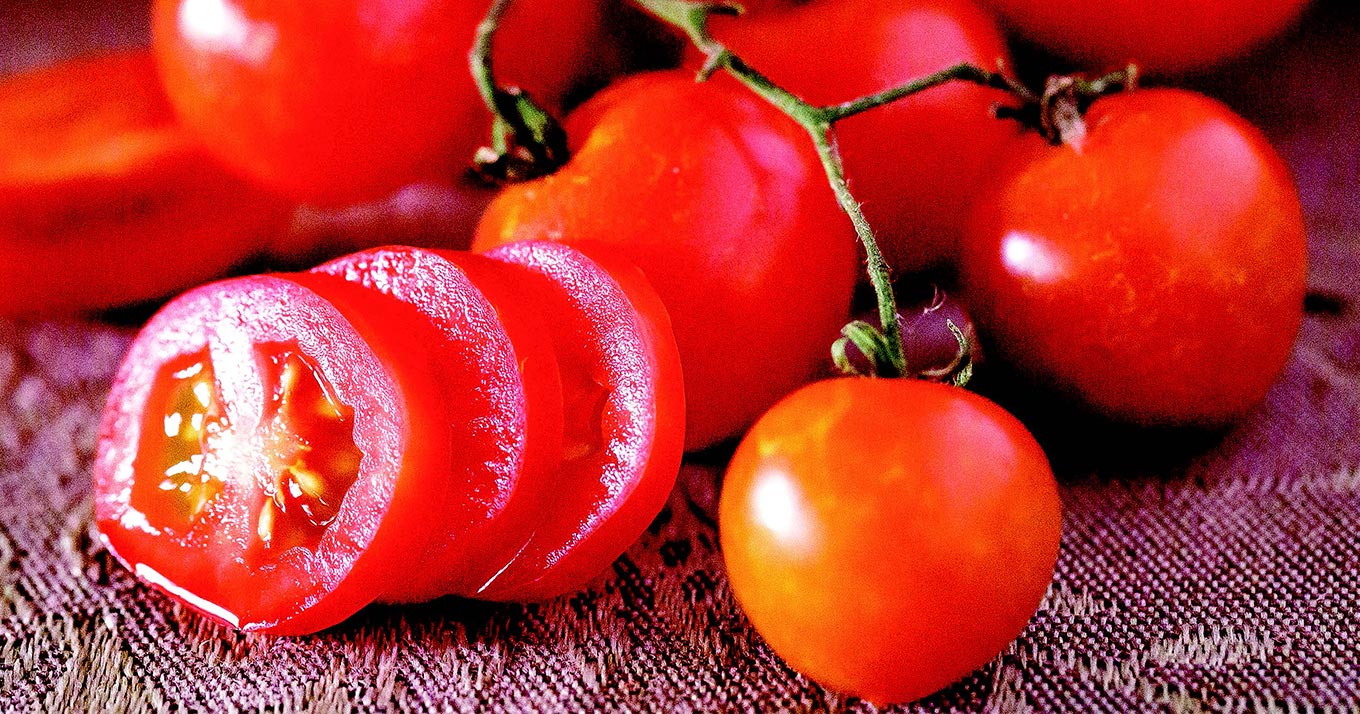 Audiodescrição: foto de tomates em cima de uma mesa. Imagem 1 de 1