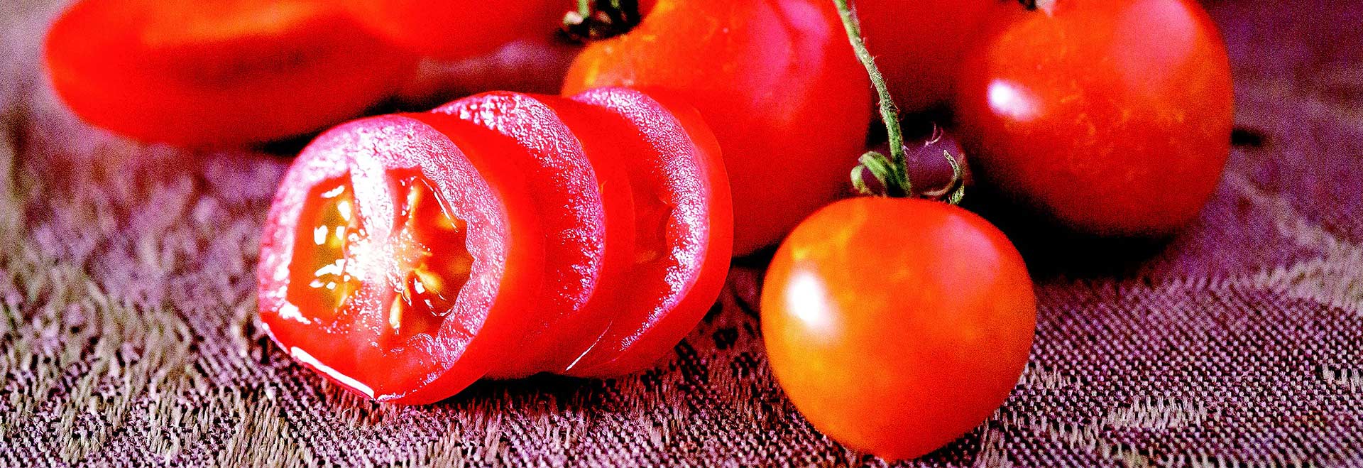 Audiodescrição: foto de tomates em cima de uma mesa. Imagem 1 de 1
