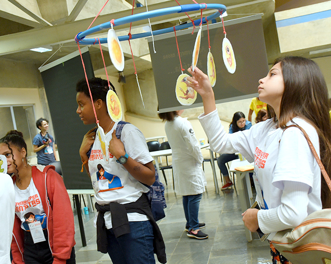 Atualmente, elas estão redigindo um projeto de mentoria para que as meninas tenham o acompanhamento de cientistas após a participação no evento Atualmente, elas estão redigindo um projeto de mentoria para que as meninas tenham o acompanhamento de cientistas após a participação no evento