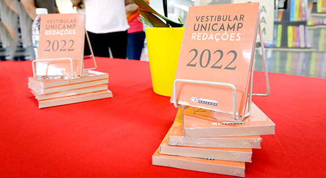 O livro integra uma coleção da Editora, que publica a cada ano uma seleção dos melhores textos do Vestibular O livro integra uma coleção da Editora, que publica a cada ano uma seleção dos melhores textos do Vestibular