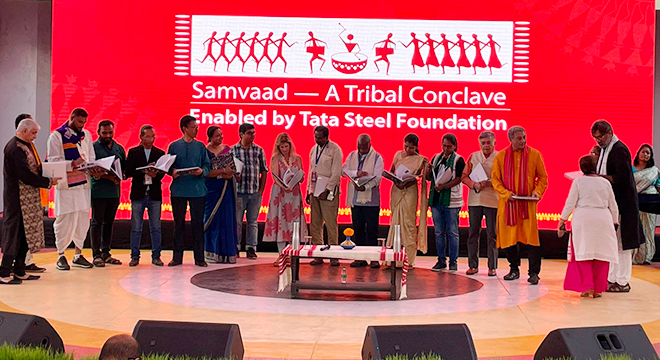 Juliana Sangion foi à Índia para o lançamento a convite da organização do evento Samvaad, principal programa sobre identidade tribal da Fundação “Tata Steel”