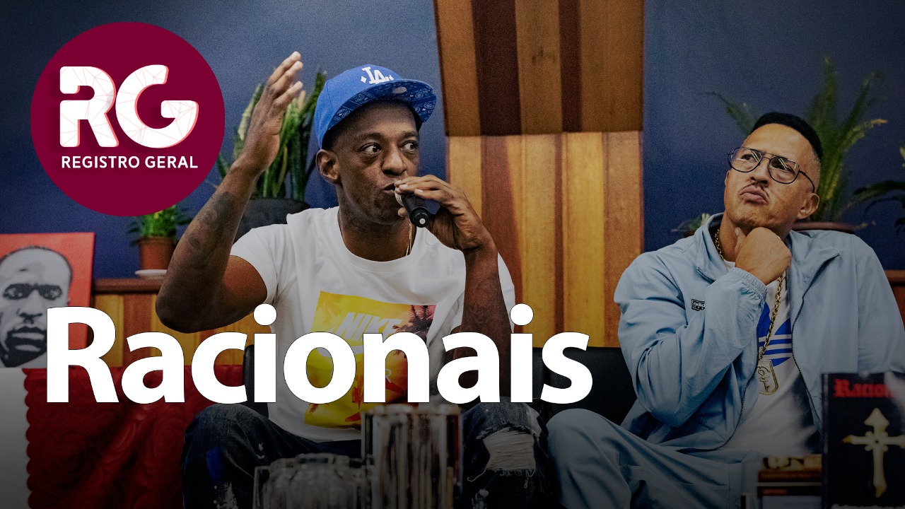 Imagens dos Racionais MC's em aula aberta na Unicamp. Na imagem aparecem Ice Blue com microfone e Mano Brown observando