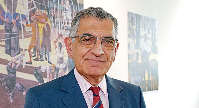 Graduado em Engenharia Civil e mestre em engenharia urbana e de construções civis pela Escola Politécnica da USP Foto de um homem que aparece do peito para cima. Ele é branco, tem o cabelo curto e grisalho e está usando óculos, terno e gravata.