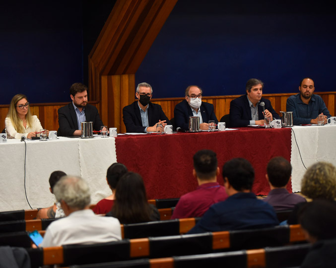Mesa de abertura do evento reuniu autoridades, docentes e pesquisadores Mesa de abertura do evento reuniu autoridades, docentes e pesquisadores