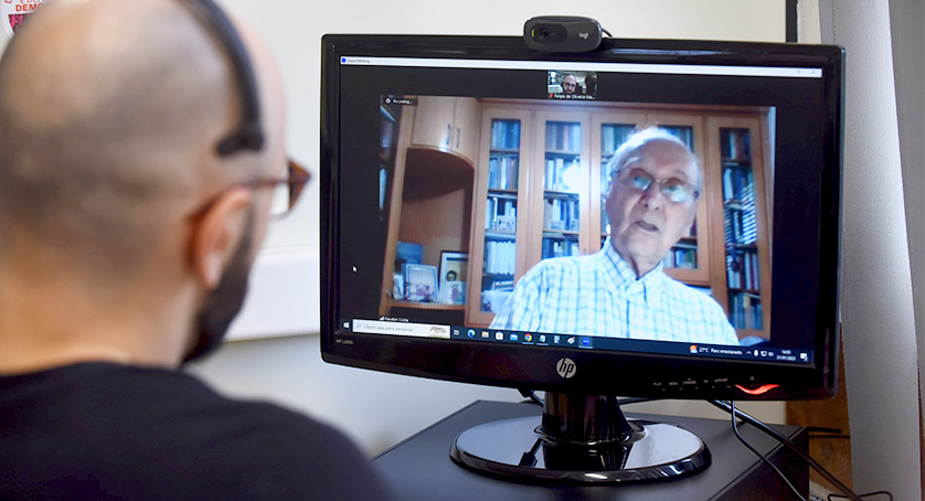 Newton da Costa durante a entrevista que abre a série “Olhares lógicos”  (Foto: Antonio Scarpinetti)