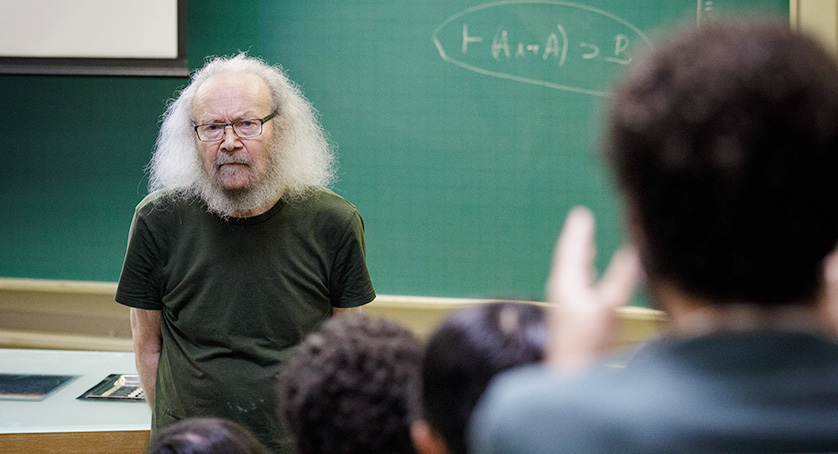 O filósofo belga Diderik Batens (à esq.), responsável por um curso sobre lógica adaptativa e raciocínio revogável na SP LogIC (Foto: Felipe Bezerra)