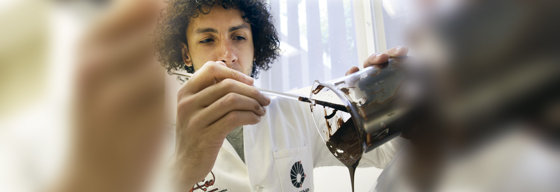 Gabriel Almeida Rodrigues Martins, autor da dissertação, manipula amostra de chocolate em laboratório do Ital