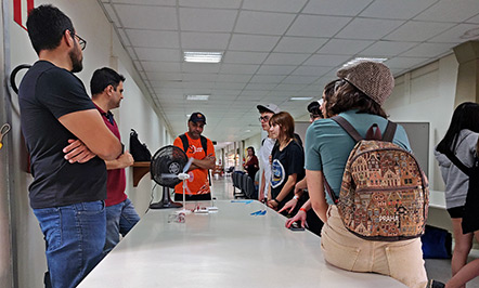 Cerca de 90 estudantes do Colégio Pentágono também visitaram a exposição na carreta Road Show