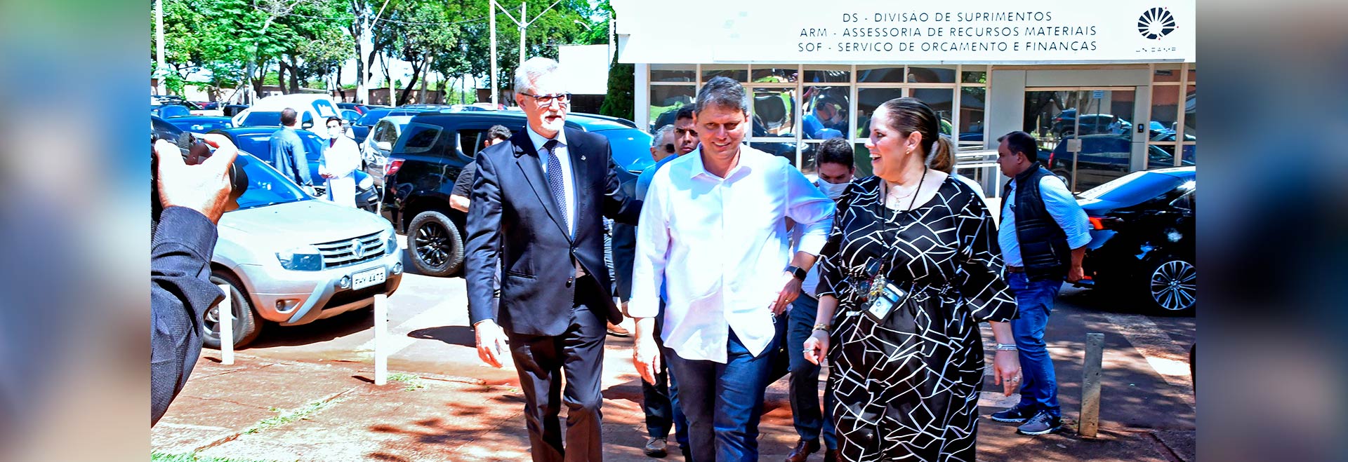O governador Tarcísio de Freitas (ao centro) ao lado do reitor Antonio Meirelles (à esquerda) e Elaine Ataíde (à direita): visita tratou de mutirões de cirurgia eletiva e custeio do hospital  