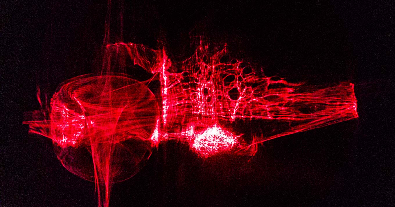 Experimento fotográfico elaborado a partir de holografias abstratas projetadas por feixe de laser