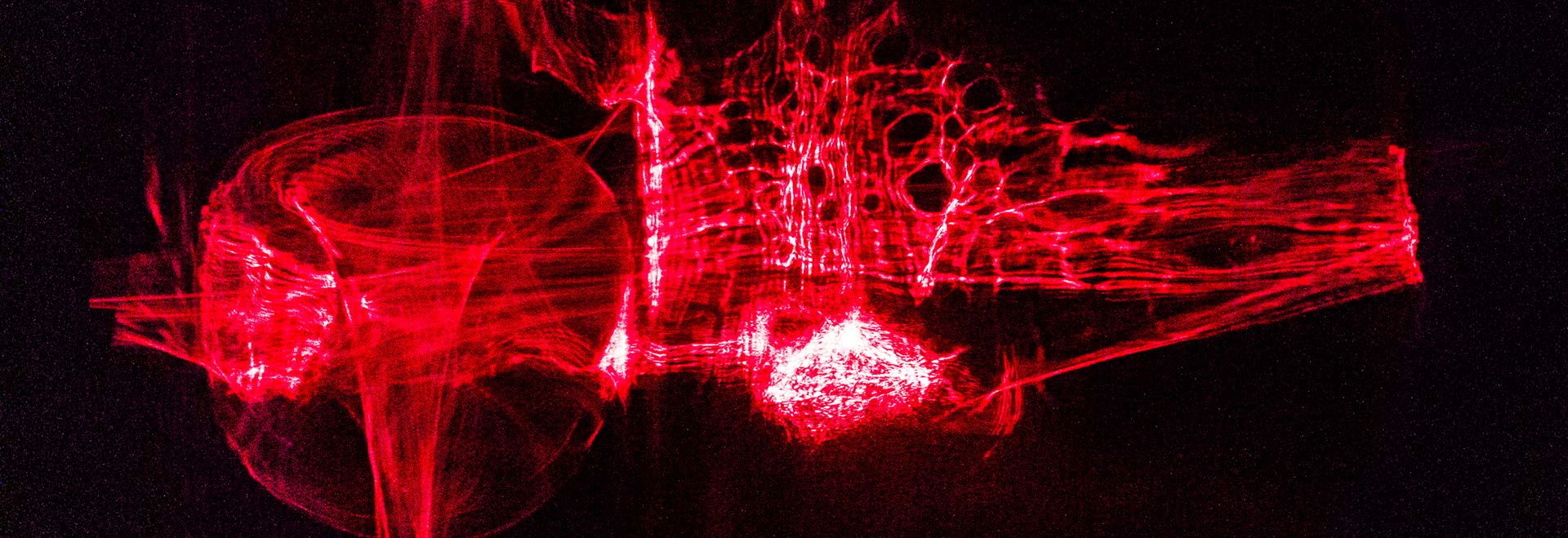 Experimento fotográfico elaborado a partir de holografias abstratas projetadas por feixe de laser