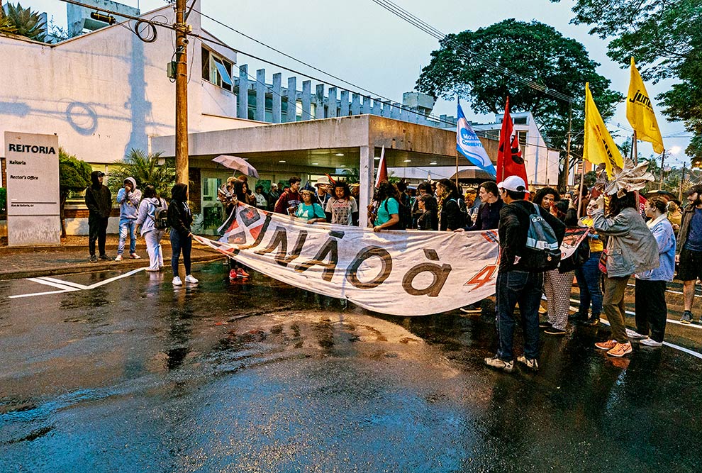 Na mobilização, uma marcha percorreu o campus, mesmo sob chuva, momentos antes da votação na Câmara