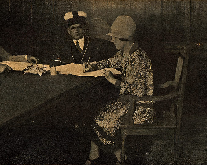 Professora Julia Barbosa no ato de seu alistamento eleitoral em Natal (RN); Cartão postal da Federação Brasileira pelo Progresso Feminino, entre 1927 e 1929 (Foto: Reprodução Acervo CMU)
